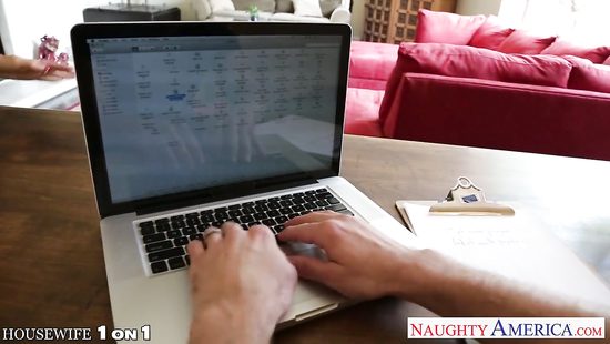 Татуированная жена отвлекла мужа от работы минетом