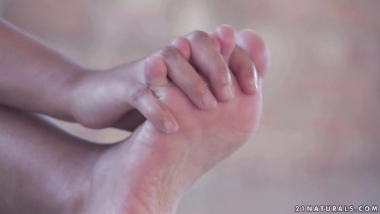 Спортивная, загорелая красотка эротично занимается сексом на полу