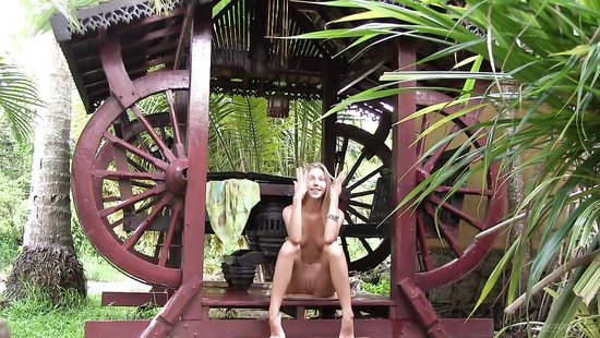 Anjelica позирует и раздевается на фотосессии