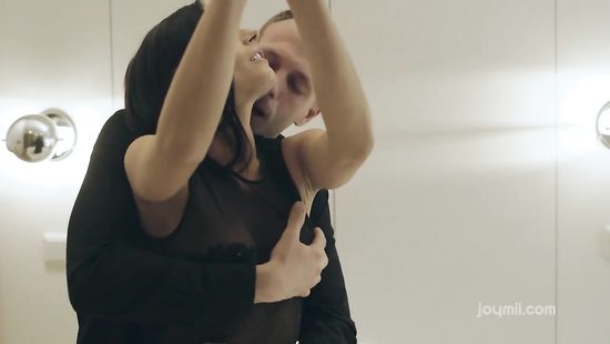 Красивый бондаж с сексуальной, связанной брюнеткой