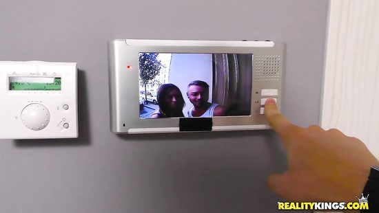 Русские туристы расплатились за жилье сексом на камеру
