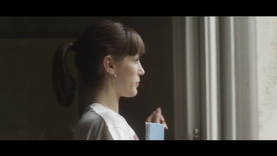 Семейная пара пригласила соседку из дома напротив