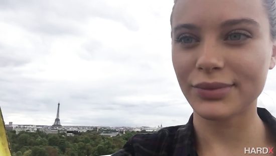 Сексапильная Лана в розовых сапогах дает себя трахать в задницу