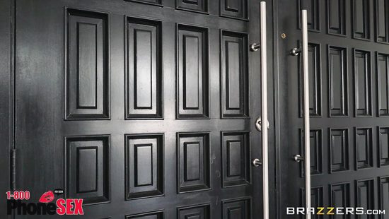 Мужик трахает в спальне при спящей жене телочку из службы секс по телефону