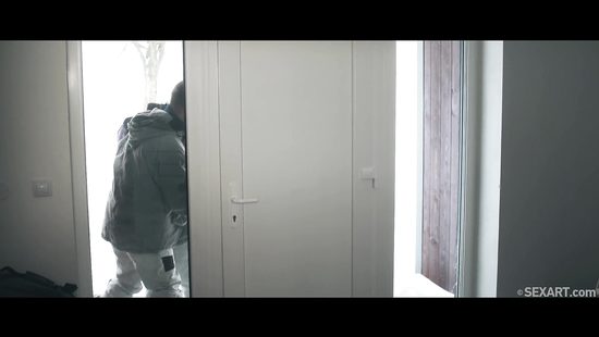 После зимней прогулки по лесу парочка занимается горячим сексом