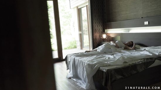Муж и жена на белом диване занялись красивым сексом рано утром