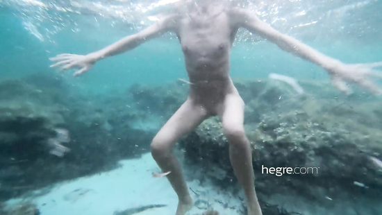 Проводим день на море с сексуальной худышкой