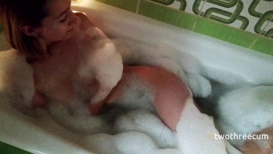 Романтический горловой минет в ванной