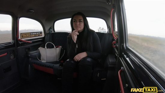 Шлюшка привыкла везде расплачиваться телом
