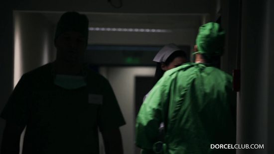 Медсестра в кабинете отсосала член доктору и залезла на стол для секса