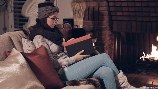 Красивый и страстный секс у камина в исполнении молодой пары
