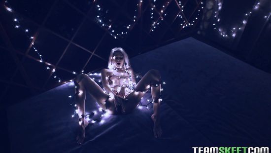 Восхитительный секс с девушкой с гирляндой на голом теле