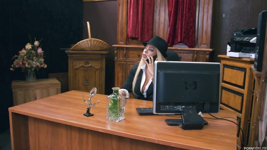 Пришел в кабинет к грудастой блондинке и жадно поимел ее