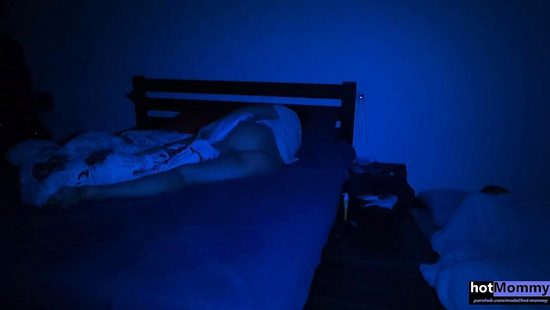 Привычка спать голенькой постоянно ведет к траху