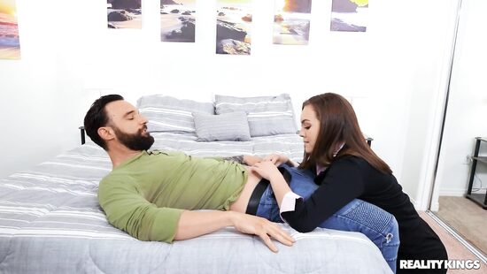 Риелторша в чулках умеет уговаривать