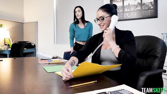 Какая работа, когда тебя отвлекают дырочкой?