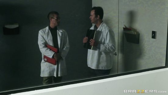 Доктор в психушке сжалился и трахнул в попку буйную больную нимфоманку