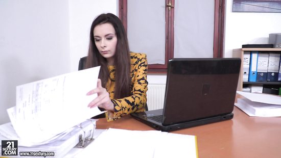 За премию секретарша согласна трахаться с боссом и его помощником