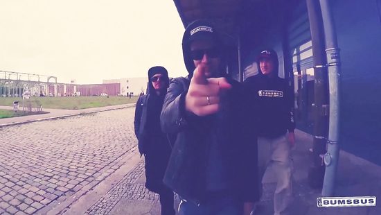 Рок музыкант по дороге на гастроли трахает в бусике фигуристую брюнетку