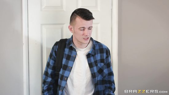 Преподавательница пригласила в класс студента и велела парню лизать киску