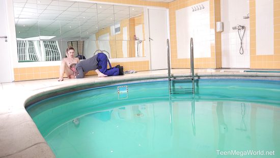 Старый чистильщик бассейнов трахнул голодную молодую хозяйку