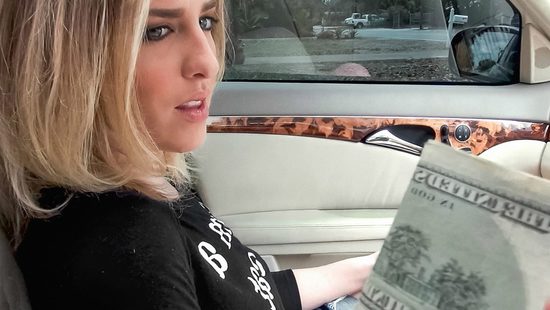 За несколько долларов студентка сделала в машине минет и дала пикаперу