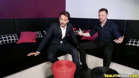 Перед свадьбой жених с другом устроили в клубе крутую оргию с блондинками