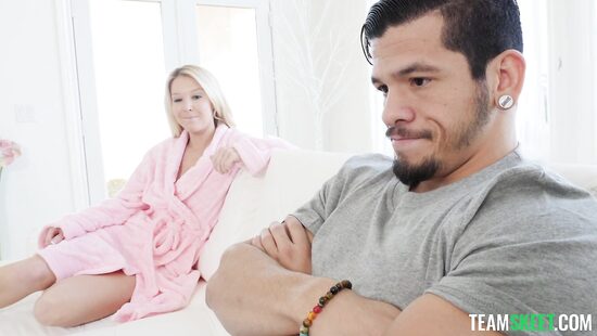 Laura Bentley Stepmom Cums in Clutch