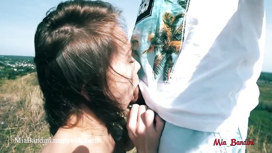 В чистом поле сделала товарищу глубокий минет и разрешила трахнуть в попку