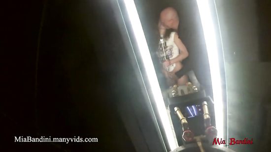 Загнул подругу раком в общественном туалете и засадил в очко