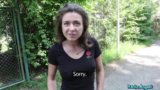 Наивная русская девушка за деньги в лесу проходит порно кастинг
