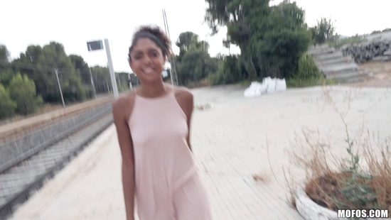 В Испании негритянка дала за деньги французскому пикаперу на улице