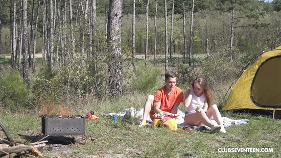 Пока разгорается костёр пацан лизнул киску подруге и натянул её на природе