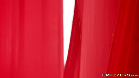 Роскошная сучка с натуральными сиськами красиво трахается с лысым бойфрендом