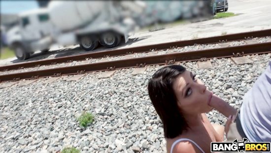 Adriana Chechik сквиртит от анального секса со случайным партнёром