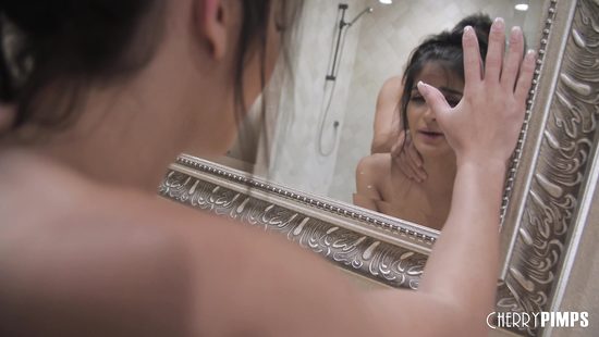 Застал в душе обнажённую молодую соседку и сразу передумал мыться