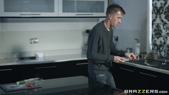 Не суеверный владелец дома большим членом поимел женщину призрака
