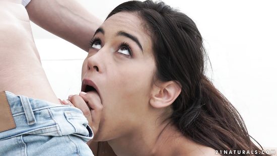 Прогулялась по саду и остро захотела ощутить член любимого в попке