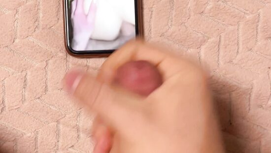 Дрочит на мои фоточки да еще и так сексуально и страстно