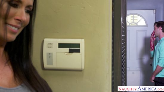 После колледжа зашёл к другу и трахнул его голодную мамашу