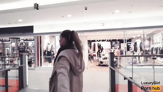 В примерочной очкастая сучка отсосала другу и дала раком на камеру