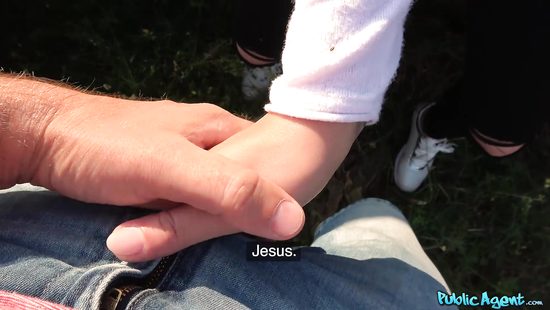 Улыбчивая девушка после секса с пошлым пикапером на природе глотает сперму