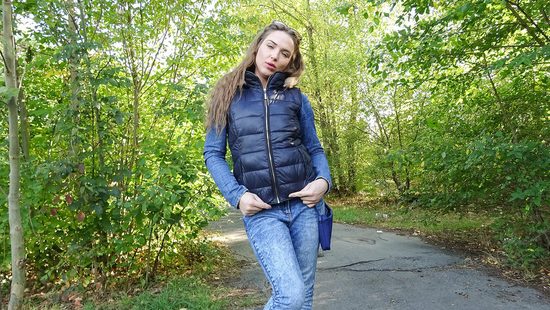 Пацан подсказал дорогу милашке и выебал сучку в лесу