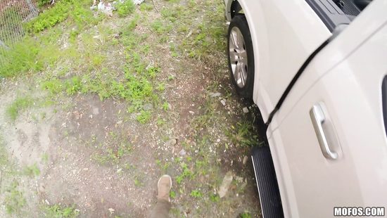 Водитель развел кучерявую латиночку на секс и бросил в переулке с вещами