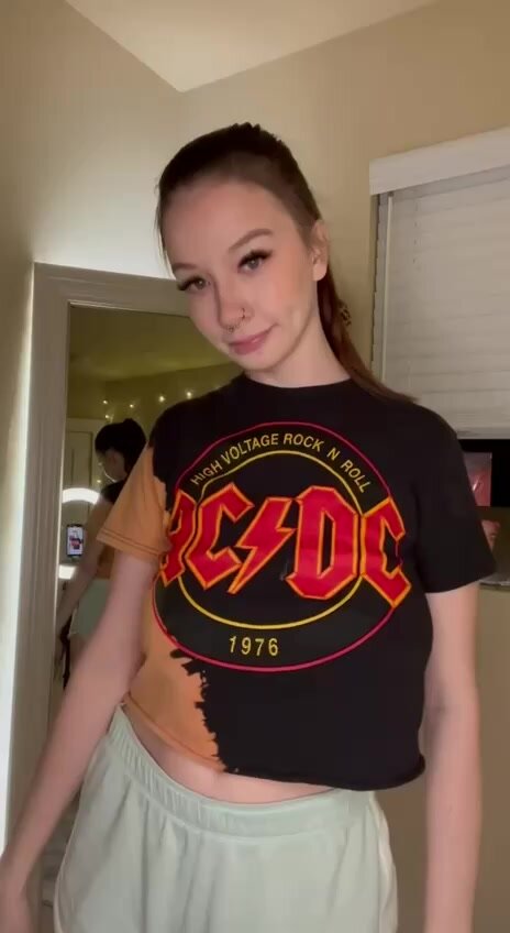 фанатка старого рокенролла