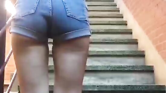 чуть соседям на глаза не попалась