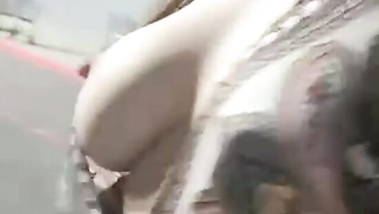 вывела сиськи на прогулку