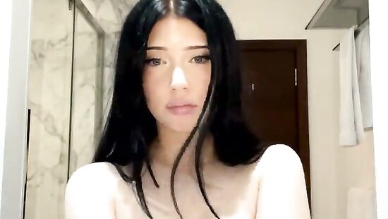 а чего такая бледная?