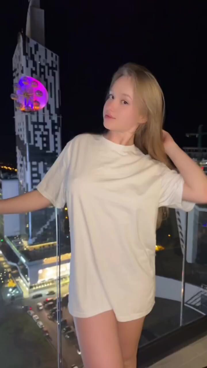 люблю сиськами на балконе сверкать