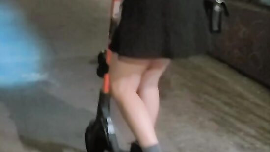 электросамокатчица